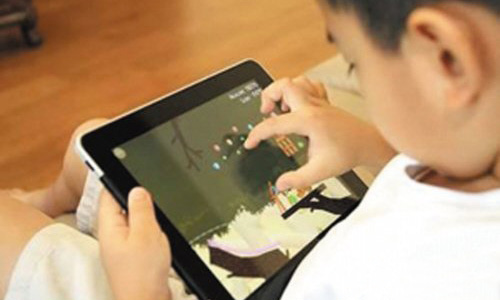 小孩暑假愛玩手機(jī)、iPad